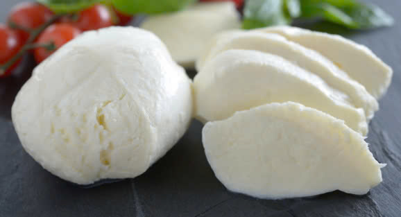 Mozzarella là pho mát truyền thống của Ý, thành phần chính trong nhiều món ăn