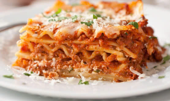 Lasagna hay còn được gọi là Lasagne, là một món ăn truyền thống từ Naples