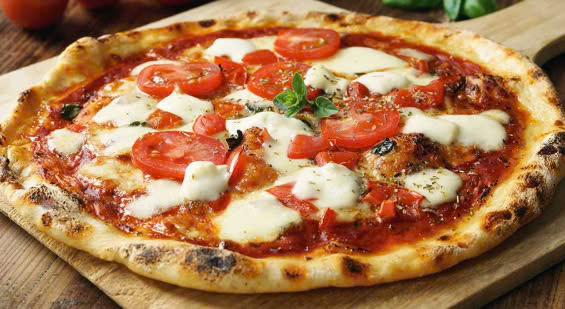 Pizza là một món ăn phổ biến và mang biểu tượng của ẩm thực Ý